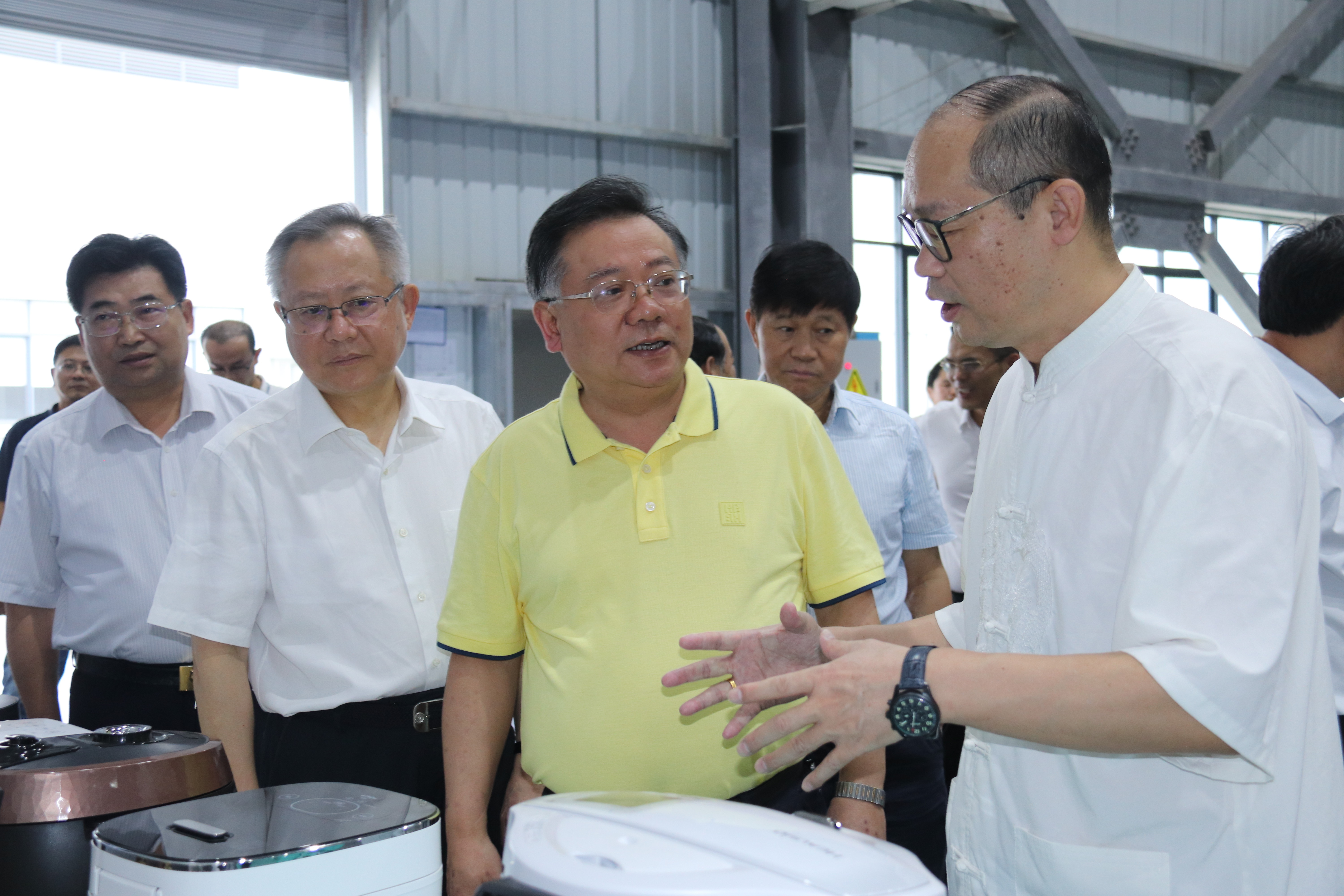 湖南省政協(xié)黨組成員、副主席易鵬飛等省政協(xié)赴邵陽經(jīng)開區(qū)拓浦精工產(chǎn)業(yè)項目調(diào)研團一行