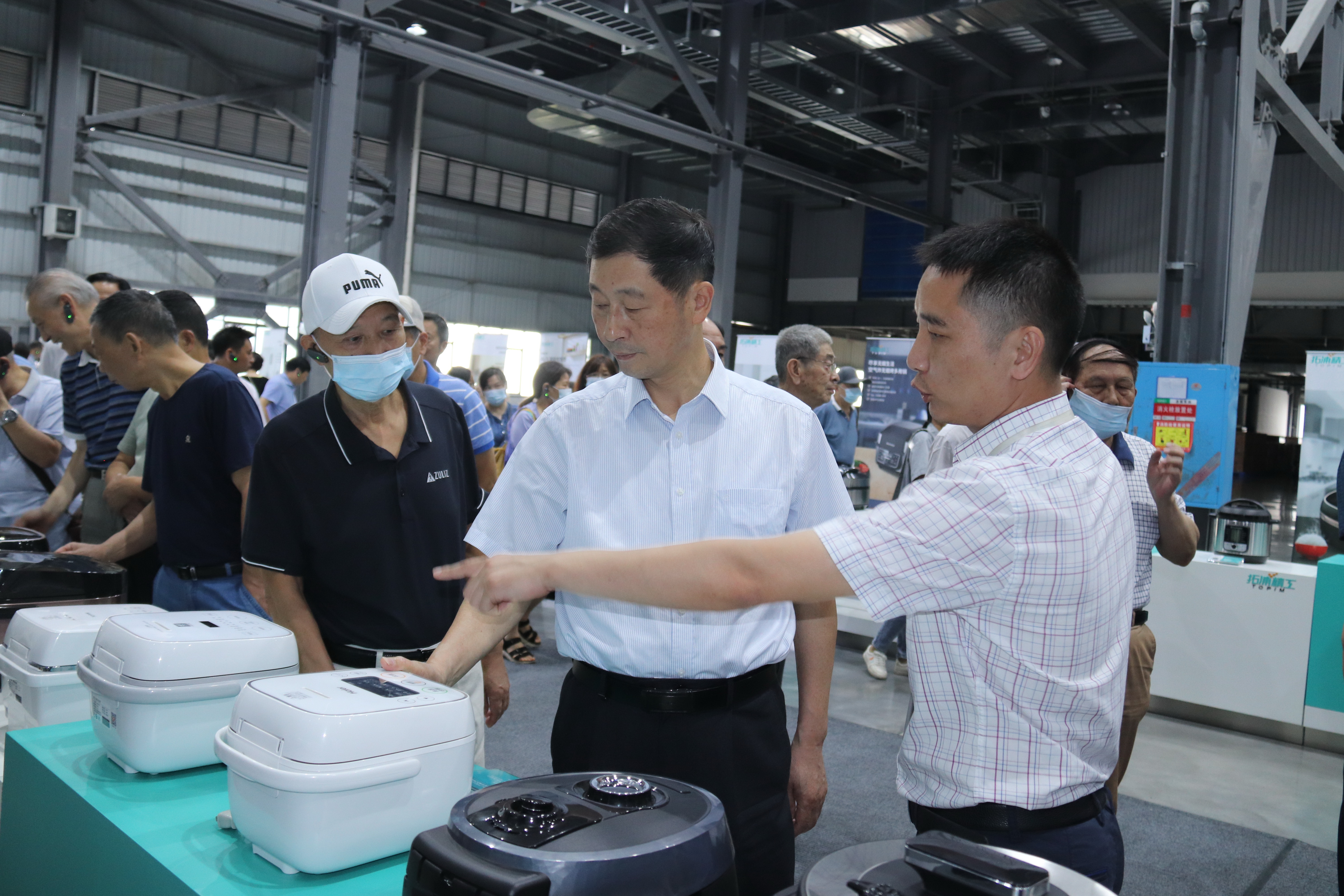 省人大常委會原副主任、機關(guān)離退休人員黨總支書記蔡力峰帶隊來我公司進行了參觀調(diào)研